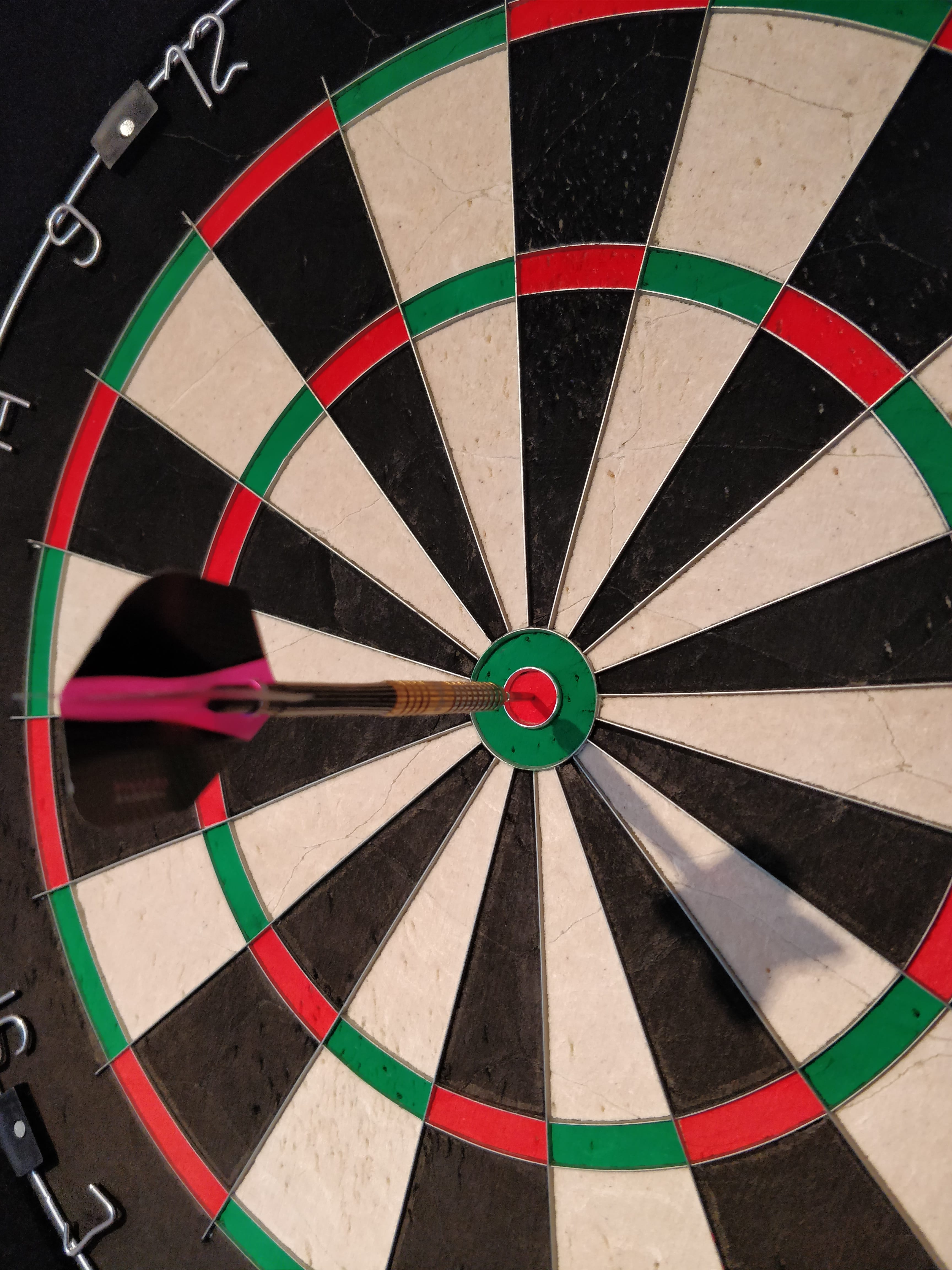Dartscheibe im Fokus — Technik beim Zielen und Werfen