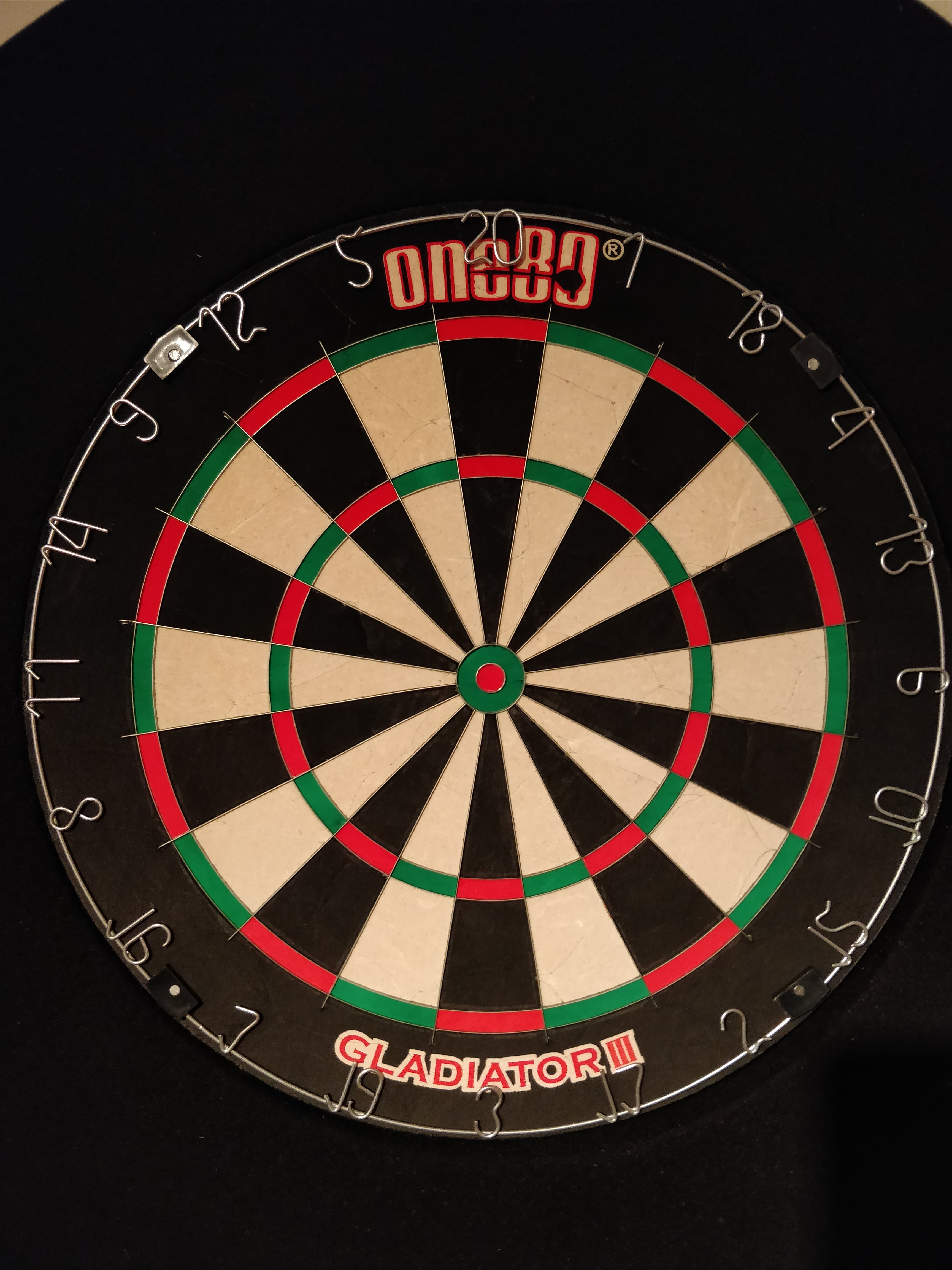 Sisal-Dartboard an der Wand